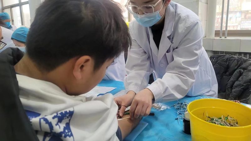 在选择健康证检查医院时，可以从以下几个方面进行判断：